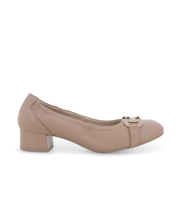 Décolleté comodo nude in pelle con fibbia dorata e tacco medio n412q