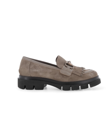 Mocassino platform in camoscio taupe con frangia r45422